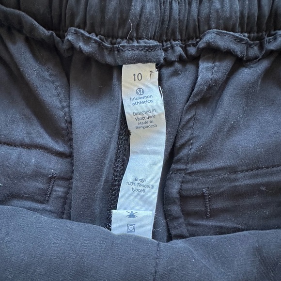 LuluLemon size 10 black pleated shorts - Picture 2 of 5